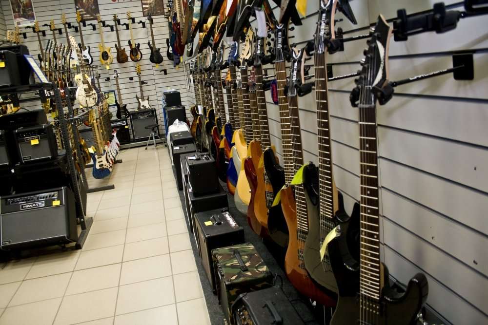 Музмаг. Салон музыкальных инструментов. Музыкальный магазин. Магазин музыкальных инструментов. Магазин музыкального оборудования.